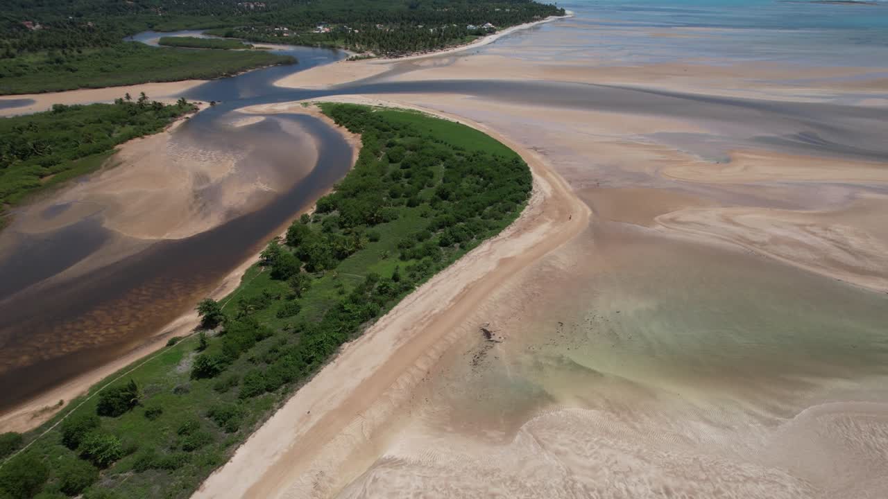 volando sobre la playa de são miguel dos milagres en el estado de alagoas, brasil.