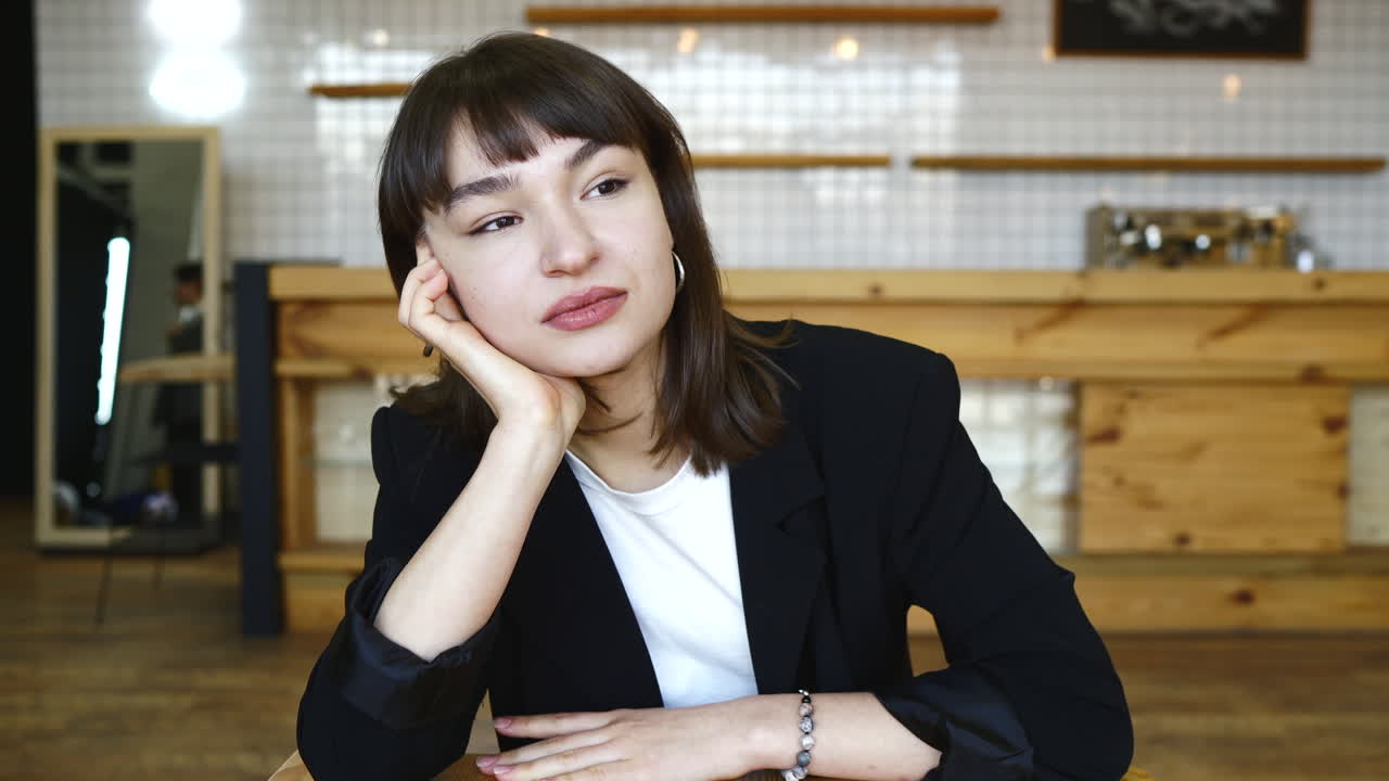 카페에서 미소 짓는 젊은 여성