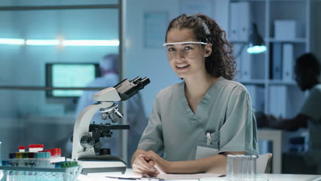 retrato de una mujer joven y alegre trabajando en el laboratorio