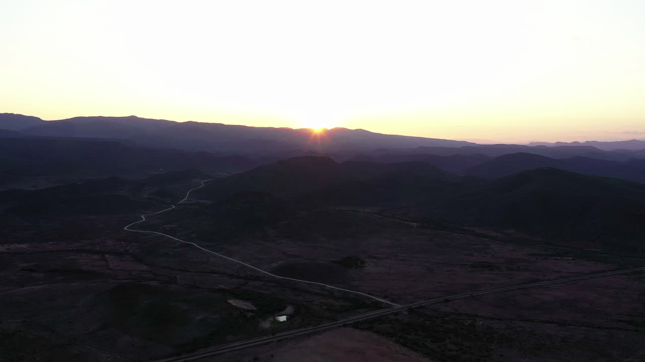 incluso las montañas más altas nunca pueden ocultar el sol