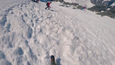 가파르고 눈 덮인 산을 하이킹하는 크램폰의 산악인 - gopro pov 보기