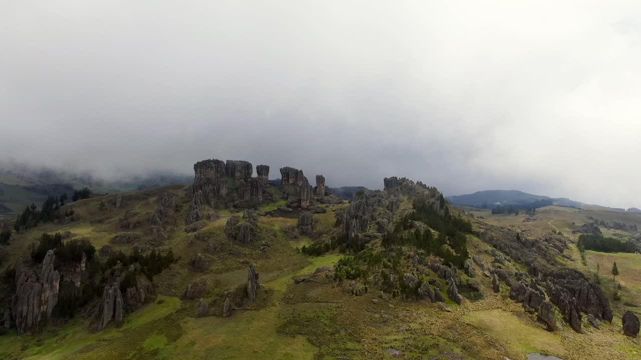 sitio arqueológico de cumbemayo en la colina verde en un día nublado en cajamarca, perú