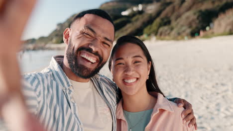 Pareja-Feliz,-Cara-Y-Selfie-En-La-Playa