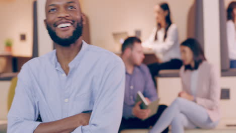 Hombre-Negro,-Sonrisa-Y-Retrato-En-Reunión-De-Negocios