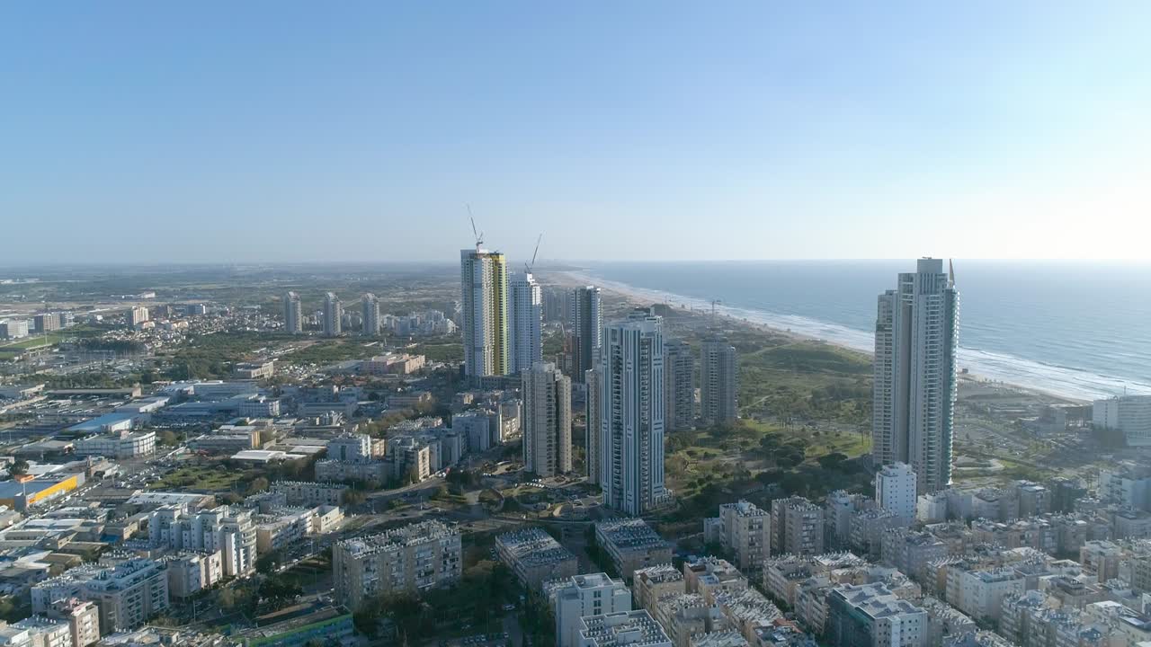 Luftfoto af kystbyen Bat Yam ved Middelhavets kyst som panorama-skyline og urbant havlandskab, Israel. Topudsigt over beboelsesbyens bygninger og gader i Mellemøsten, med huse ved horisonten.