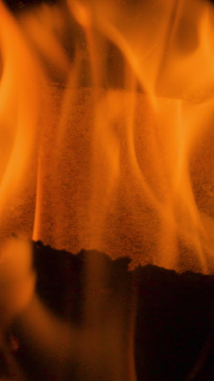 수직으로 벽난로에서 불타는 로그 불꽃의 클로즈업