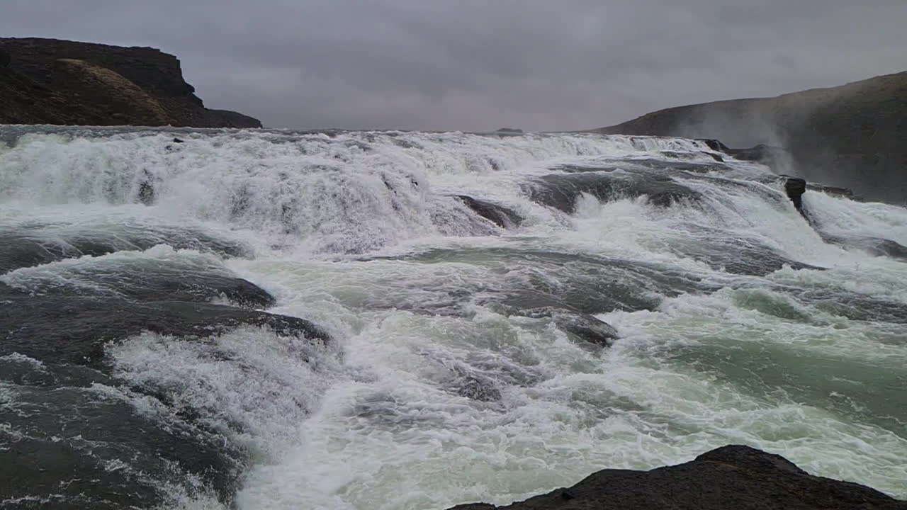 poderosos rápidos fluviales y cascadas por encima de la cascada gullfoss, islandia
