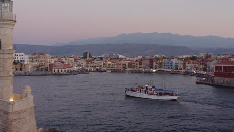 Antenne---Leuchtturm-Von-Chania-Griechenland-Mit-Großem-Boot