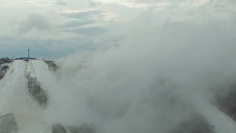 Luftaufnahme-Des-Skigebiets-Phoenix-Pyeongchang,-Eingehüllt-In-Dichten-Nebel-Und-Wolken