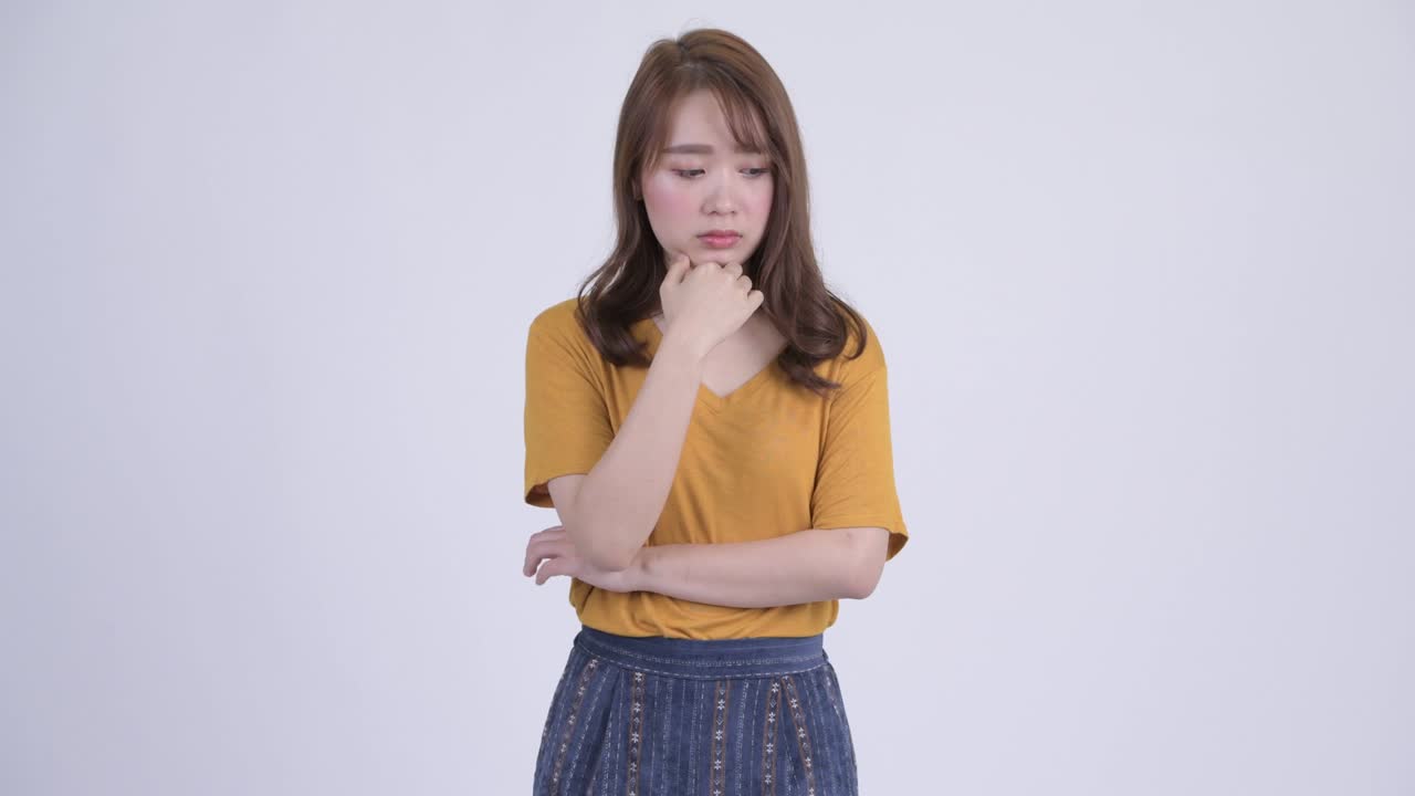생각에 잠긴 스트레스 받은 젊은 아시아 여성