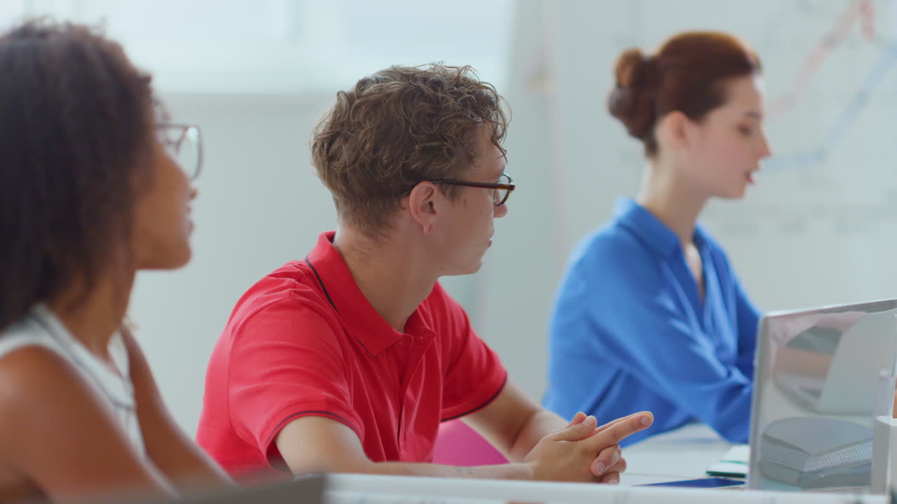 gente de negocios sentada en la sala de reuniones. colegas profesionales escuchando al orador