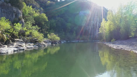 Luftaufnahme-über-Dem-Klaren,-Ruhigen-Wasser-Des-Flusses-Herault-Entlang-Einer-Schlucht-Aus-Kalkstein-In-Frankreich