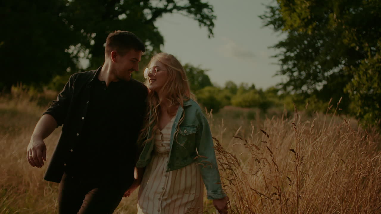 молодые успешные хипстеры гуляют и улыбаются летом на закате 5