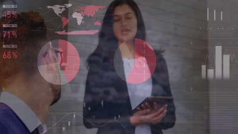 animación del procesamiento de datos estadísticos sobre diversos hombres de negocios mujeres de negocios discutiendo en la oficina