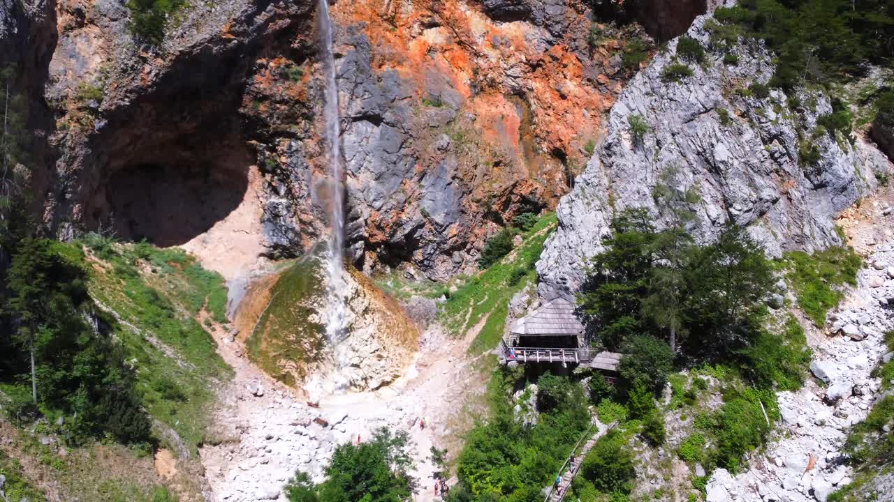 Malebná krajina s vodopádem