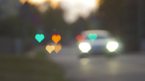 Bokeh-De-Hermosos-Corazones-Del-Coche-En-Movimiento-Y-Semáforos-En-La-Noche,-El-Día-De-San-Valentín-O-Las-Redes-Sociales-Como-Concepto-De-Fondo