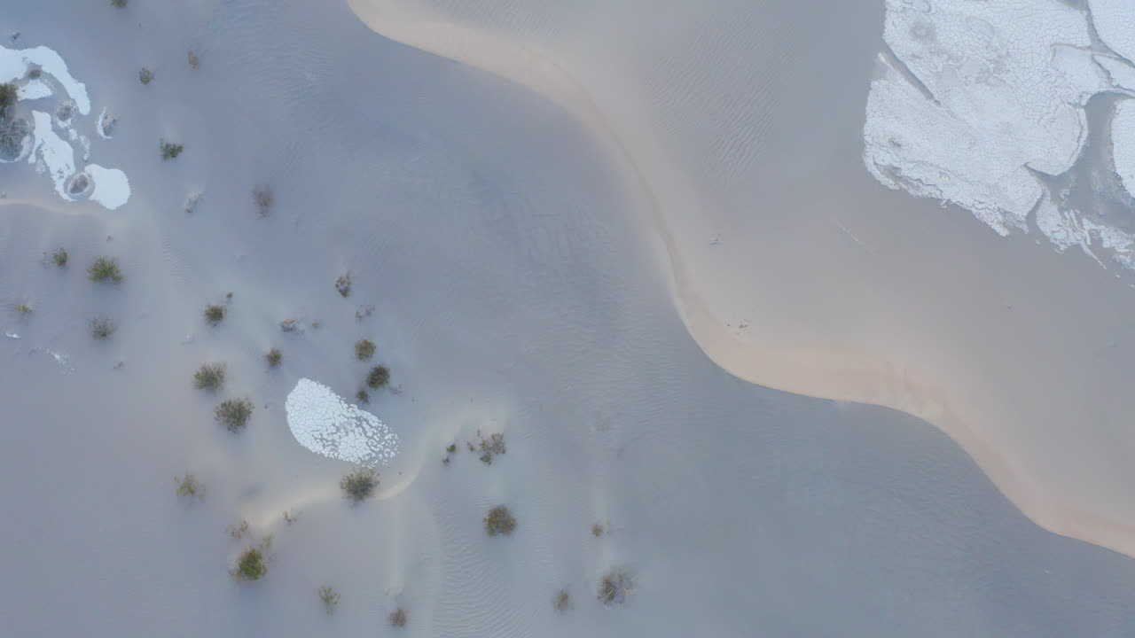 無人機慢慢上升, 揭示死亡山谷的沙丘