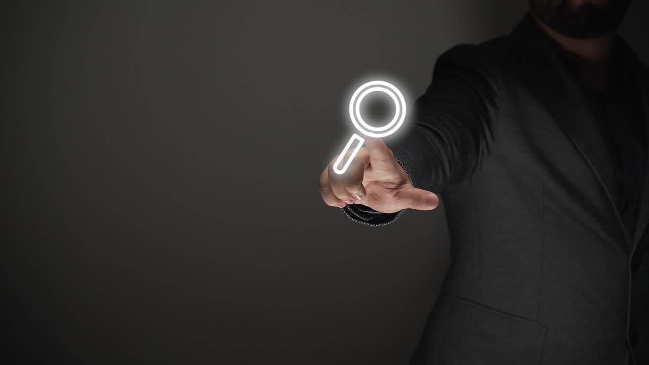 concepto de búsqueda. persona de negocios muestra lupa