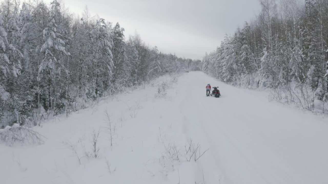 눈 인 숲 을 가로질러 스노우 모빌 여행