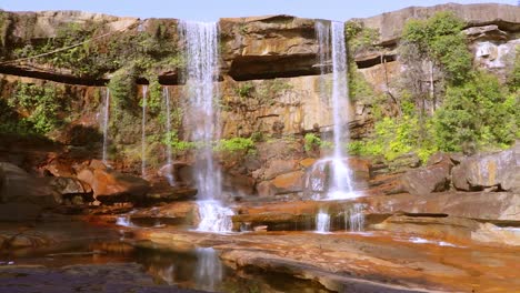 Cascada-Natural-Prístina-Que-Cae-Desde-La-Cima-De-La-Montaña-En-Los-Bosques-En-El-Día-Desde-Diferentes-ángulos-Video-Tomado-En-Phe-Phe-Fall-Meghalaya-India