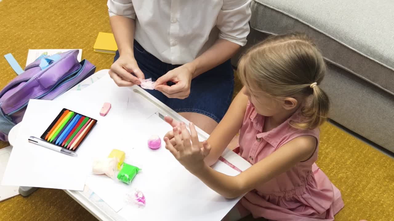 어머니 와 딸 이 모델링 점토 로 놀고 있다