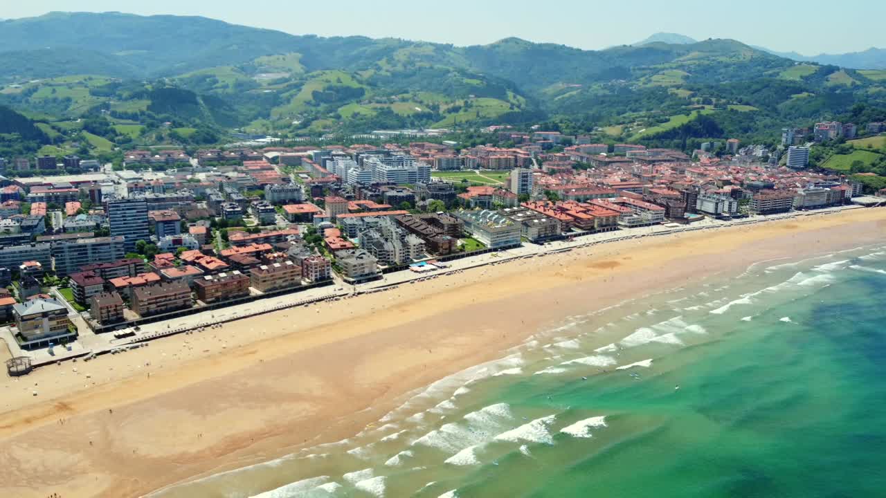 paisaje urbano costero con playas y montañas