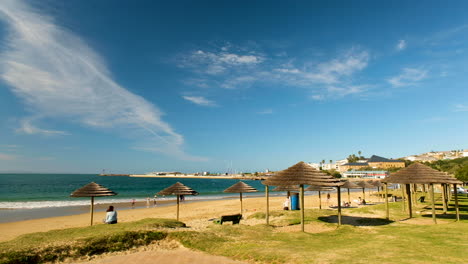 Reetgedeckte-Sonnenschirme-Am-Beliebten-Touristenstrand,-Santos,-Mossel-Bay