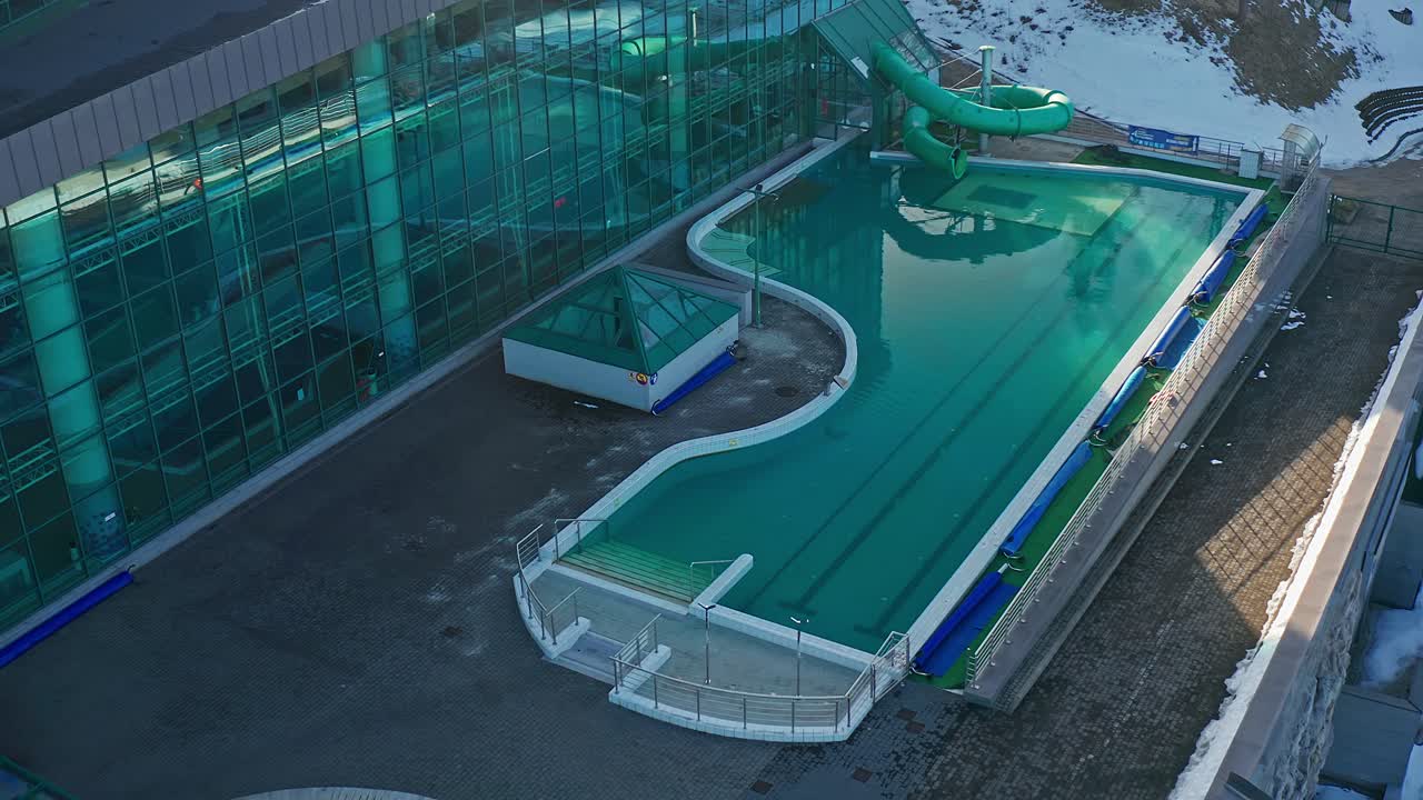 폴란드 자코파네의 겨울철 아쿠아 파크 자코파네의 빈 수영장