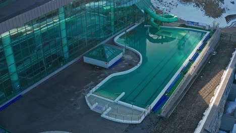 Piscina-Vacía-En-El-Parque-Acuático-Zakopane-En-Invierno-En-Zakopane,-Polonia