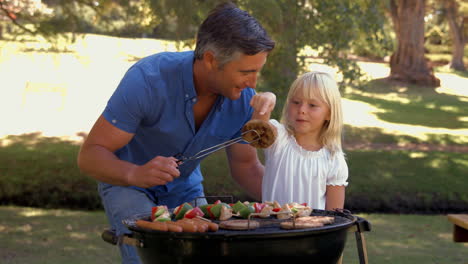 Glücklicher-Vater-Beim-Grillen-Mit-Ihrer-Tochter