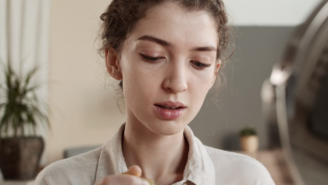 입술 광택 을 붙이는 여자