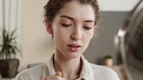 mujer aplicando brillo labial
