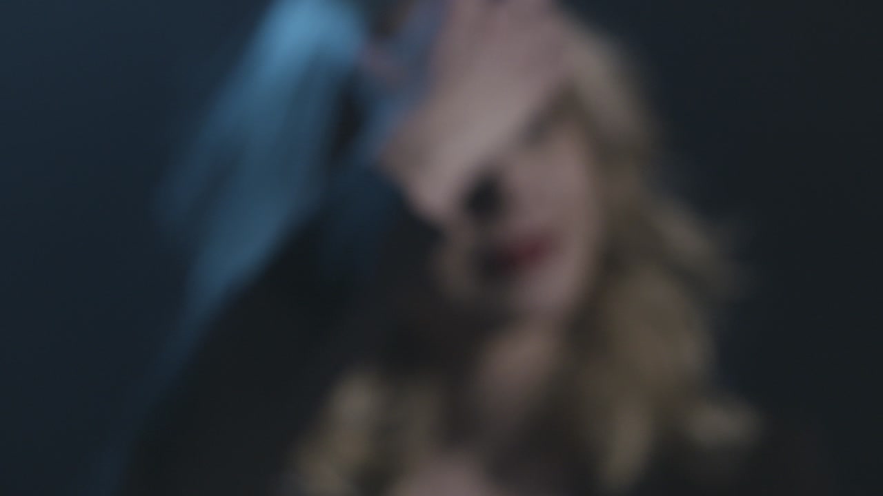 retrato de una mujer con cabello rubio