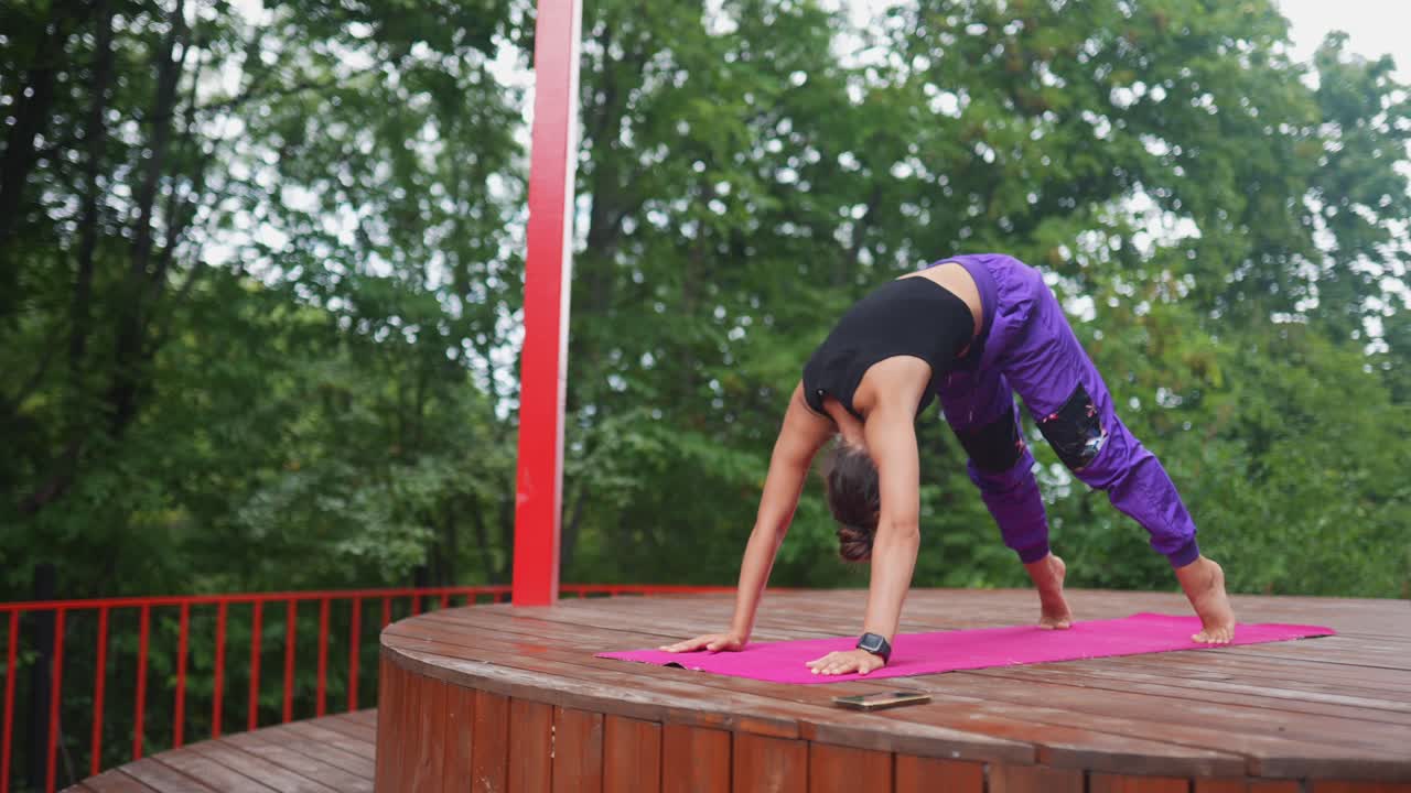 mujer practicando yoga al aire libre
