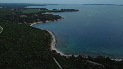 Drone-De-Vista-Aérea-Cinematográfica-Sobre-Una-Fortificación-Histórica-De-La-Primera-Guerra-Mundial-Junto-Al-Mar-Junto-Al-Idílico-Mar-Mediterráneo-Adriático-En-Verano-Con-Agua-Azul-Y-Playas-Escondidas-Para-Viajar