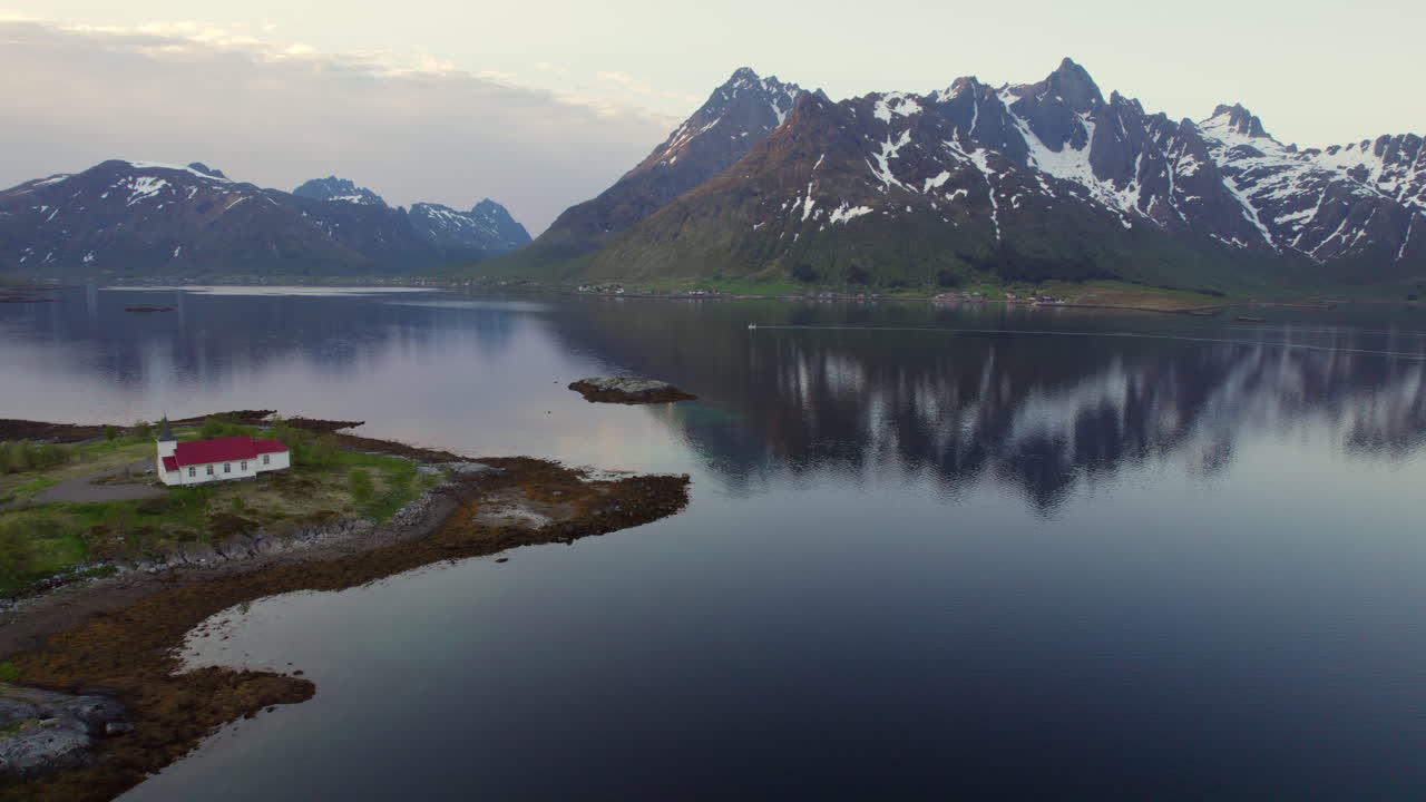 fantastica ripresa aerea sul fiordo di austnesfjorden e le sue grandi montagne all'ora d'oro