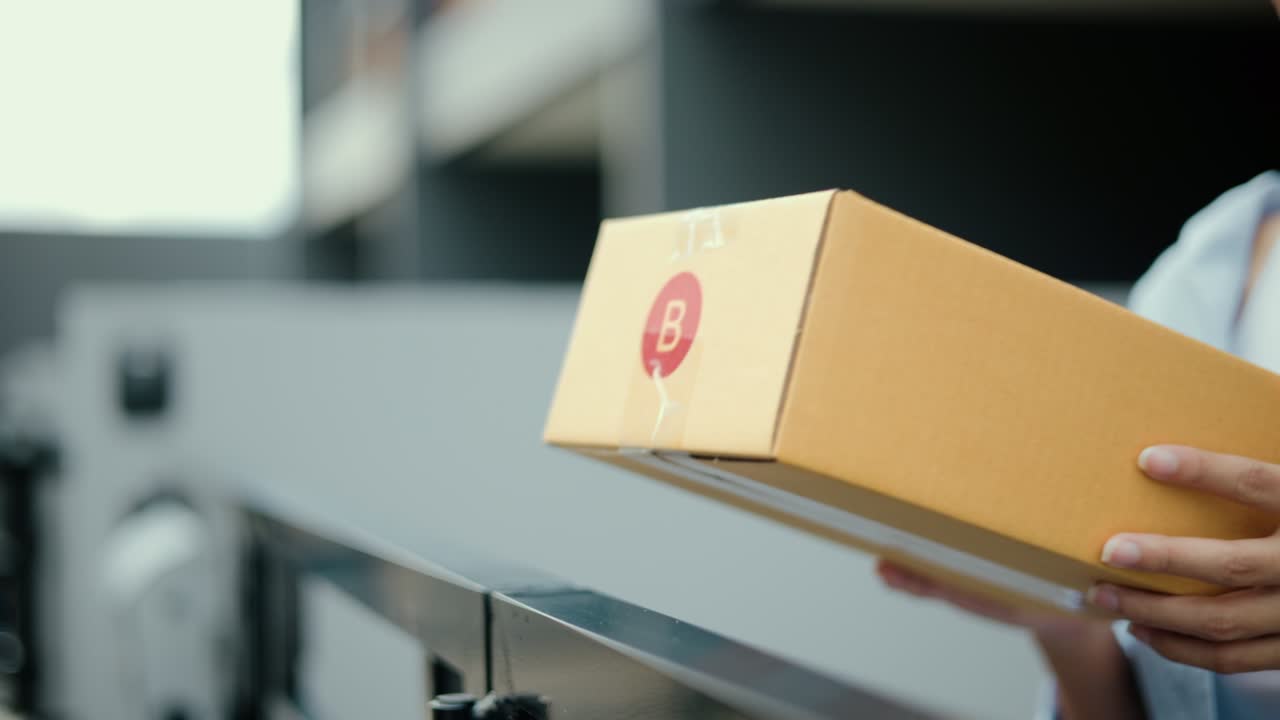 파란 유니폼을 입은 배달업자가 온라인 쇼핑에서 좋은 서비스를 제공하는 집 앞에 고객에게 배달하는 을 닫습니다. 택배업자는 목적지에 카드보드 상자 우편 패키지를 배달합니다.