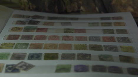 Öffnen-Einer-Seite-Eines-Briefmarkensammelalbums