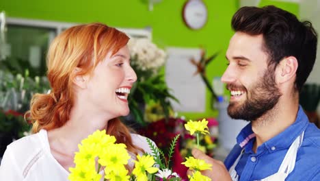 floristas felices que huelen a flores