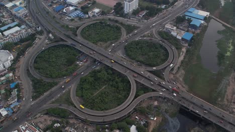 El-Paso-Elevado-De-Hoja-De-Trébol-De-Chennai-Maduravoyal-Se-Puede-Ver-En-Movimiento-Desde-Arriba-En-Este-Video.