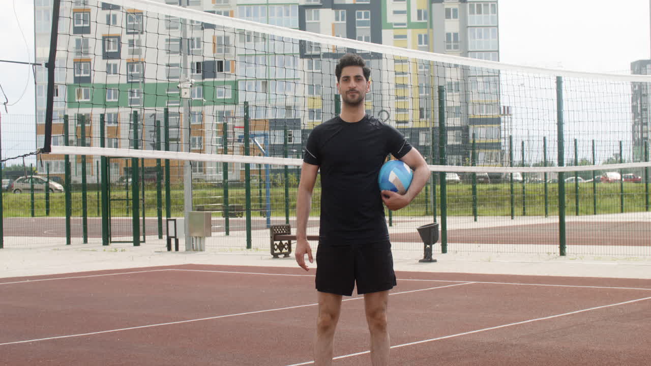 jugador de voleibol moreno al aire libre