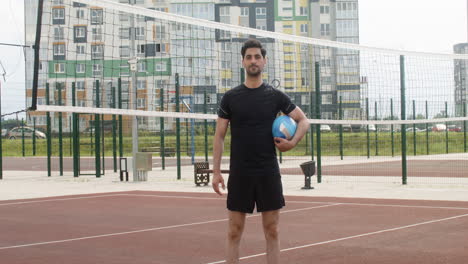 jugador de voleibol moreno al aire libre