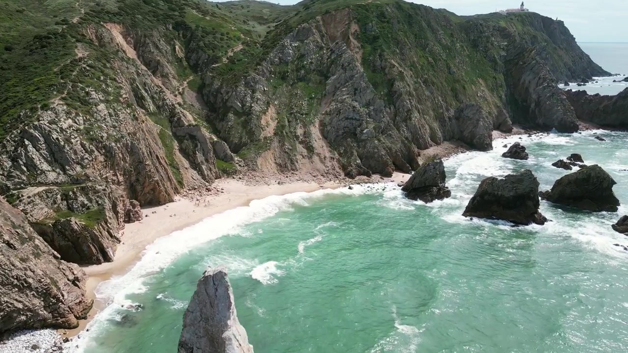 Filmato aereo con drone di Praia da Ursa, Portogallo: imponenti faraglioni, onde atlantiche e paesaggio costiero aspro sotto luce naturale. Ideale per progetti di viaggio e natura.