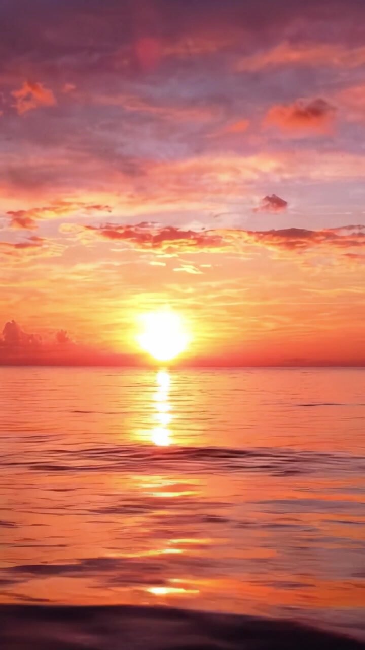 Stunning Sunset Over Tranquil Waters: A Serene Display of Vibrant Colors and Reflections at Dusk