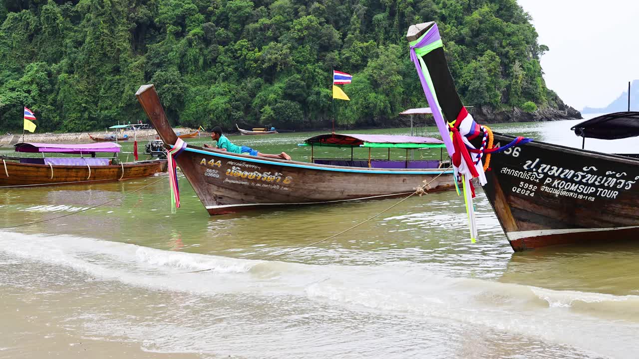 barcos de cola larga en una playa tropical de tailandia