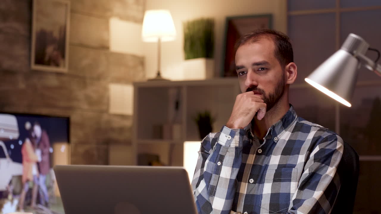 hombre trabajando en la computadora portátil por la noche
