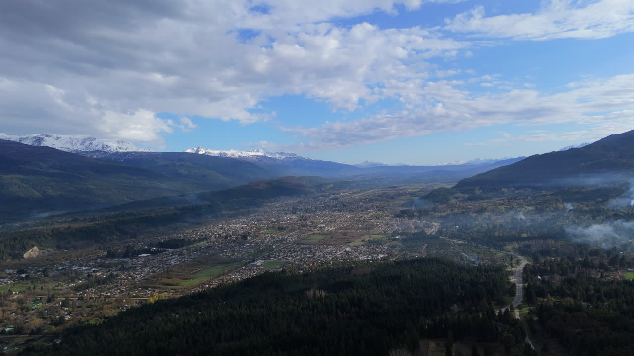 아르헨티나의 엘 볼슨 (el bolsón) 의 공중을 정립하는, 울창한 계곡, 안데스 산맥, 그리고 은 안개로 인 농경지, 집.