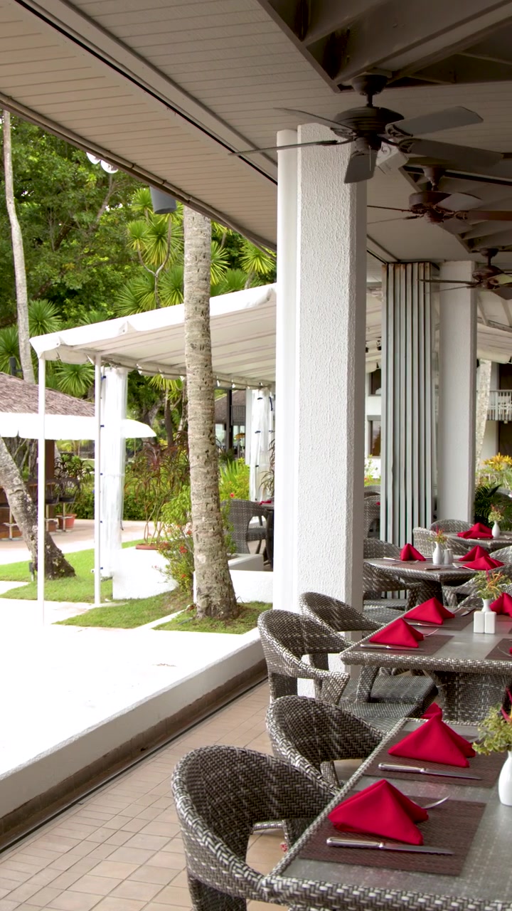 Terrazza esterna vuota di un ristorante in un resort tropicale.