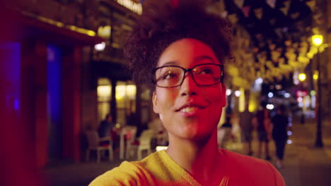 selfie nocturno de la ciudad mujeres jóvenes alegres