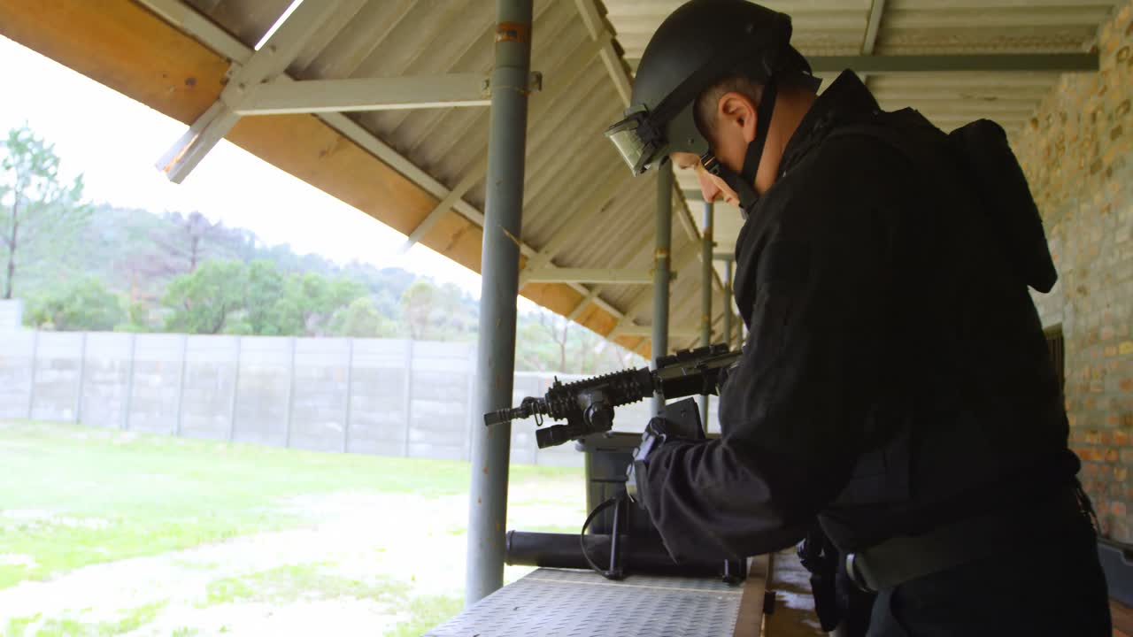 vista lateral de un joven soldado militar caucásico cargando un rifle durante el entrenamiento militar 4k